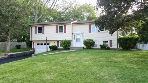 26 Seneca Rd, Portsmouth, RI 02871