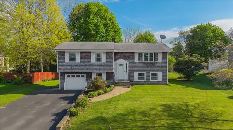 20 Namquid Dr, Middletown, RI 02842