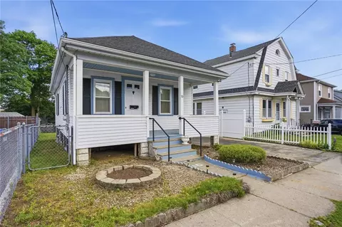 10 Mayflower St, East Providence, RI 02914