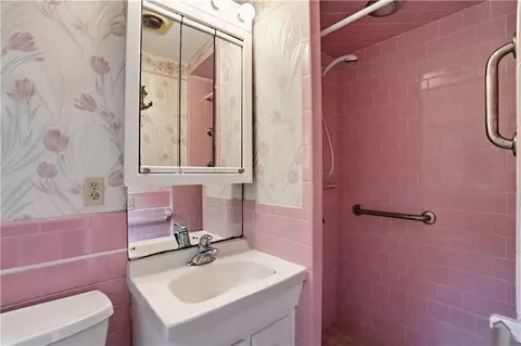 Bath - 14 Cardinal Rd, Cranston, RI 02921 photo 2 of 2