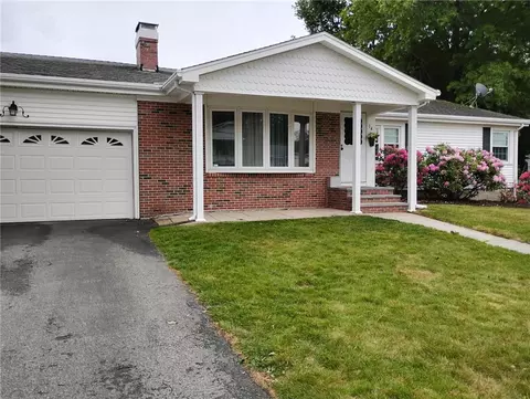 14 Elmhurst Dr, Greenville, RI 02828