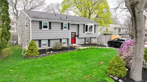 47 Long St, Warwick, RI 02888