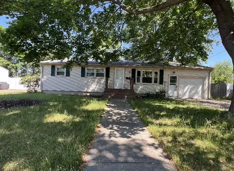 23 Perkins St, Warwick, RI 02886