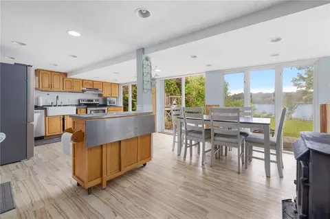 432 Lake Shore Dr, Warwick, RI 02889