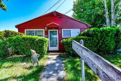 15 Ludlow Rd, Middletown, RI 02842