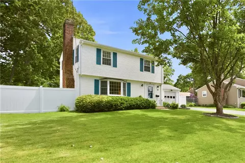 30 Monmouth Dr, Riverside, RI 02915