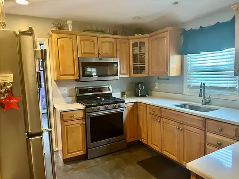 Kitchen - 88 Glenbrook Rd, Warwick, RI 02889 photo 1 of 4