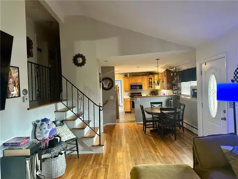 Entry Way - 88 Glenbrook Rd, Warwick, RI 02889 photo 3 of 5