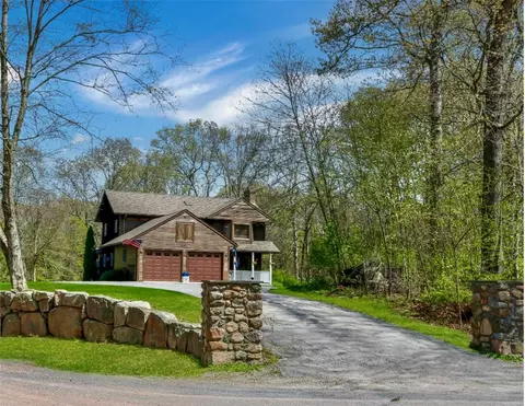 2 Overlook Dr, Ashaway, RI 02804