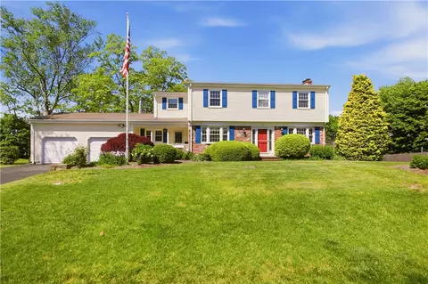 5 Heritage Rd, Bristol, RI 02809
