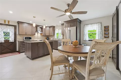 3 King St, Bristol, RI 02809