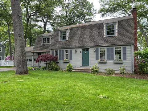 8 Old Chimney Rd, Barrington, RI 02806