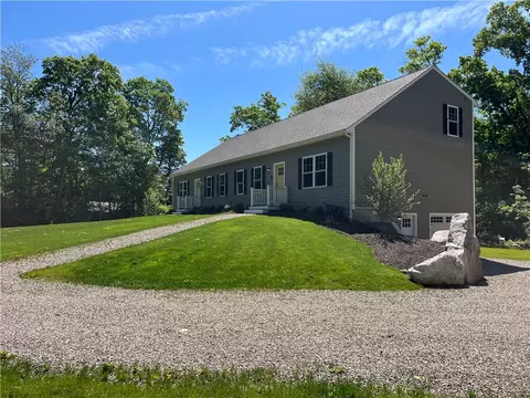 35 Glendale Ave, Tiverton, RI 02878