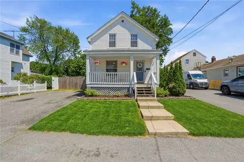 34 Lake Ave, Barrington, RI 02806