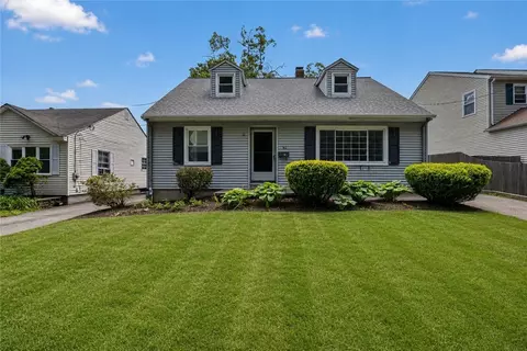 82 Parkside Ave, Pawtucket, RI 02861