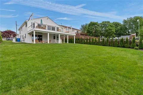 76 Warren Ave, Middletown, RI 02842