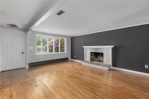 Living - 145 Crane St, Warwick, RI 02889 photo 1 of 4