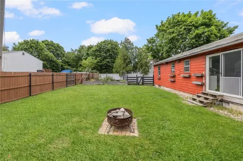 Exterior - 145 Crane St, Warwick, RI 02889 photo 2 of 3