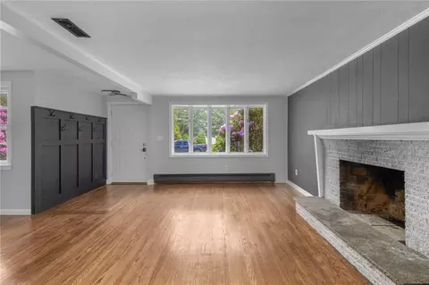 Living - 145 Crane St, Warwick, RI 02889 photo 4 of 4