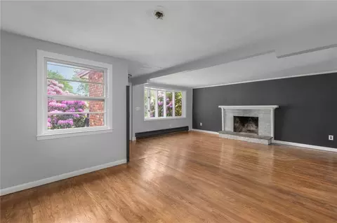 Living - 145 Crane St, Warwick, RI 02889 photo 2 of 4