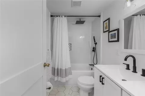 Bath - 143 Endicott Dr, Warwick, RI 02886 photo 2 of 2