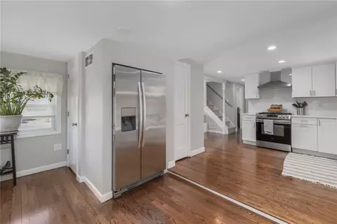 Entry Way - 143 Endicott Dr, Warwick, RI 02886 photo 2 of 4