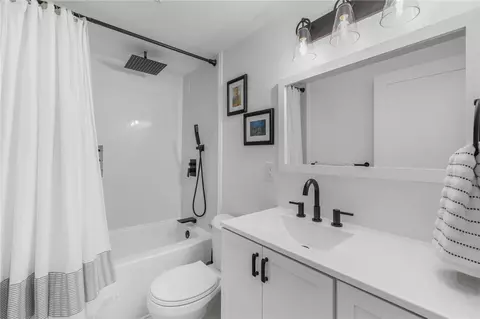 Bath - 143 Endicott Dr, Warwick, RI 02886 photo 1 of 2