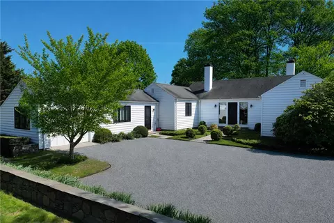 18 Ledge Rd, Newport, RI 02840