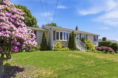 39 Salem Ave, Cranston, RI 02920