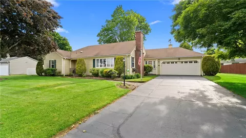 14 Barnes St, Greenville, RI 02828