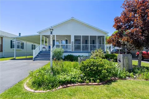 3 Blackbird St, Tiverton, RI 02878