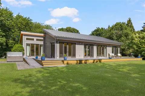 621 E Shore Rd, Jamestown, RI 02835