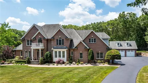 7 Josephine Dr, Smithfield, RI 02917