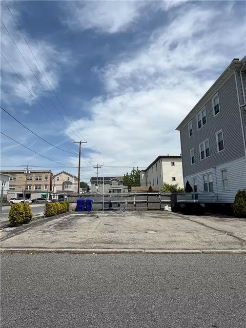 8 Nahant St, Providence, RI 02904