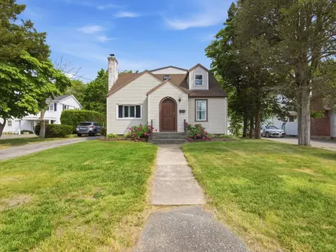 82 Wells St, Westerly, RI 02891