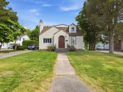 82 Wells St, Westerly, RI 02891