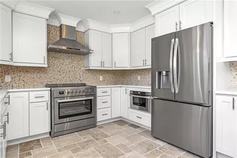 Kitchen - 4 Shore Rd, Westerly, RI 02891 photo 2 of 6
