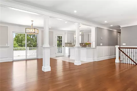 Living - 4 Shore Rd, Westerly, RI 02891 photo 4 of 7