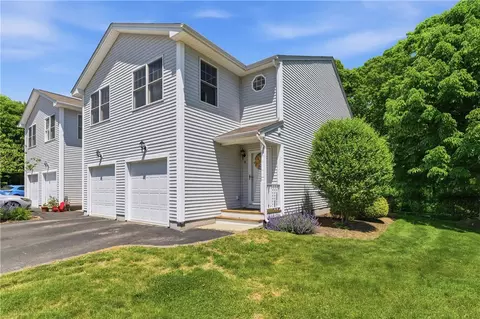 8 Susan Cir, South Kingstown, RI 02879