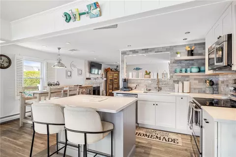 35 Willow Ave, Narragansett, RI 02882
