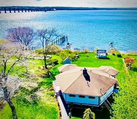 213 Seaside Dr, Jamestown, RI 02835