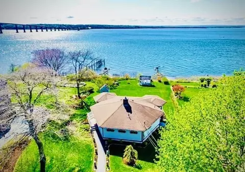 213 Seaside Dr, Jamestown, RI 02835
