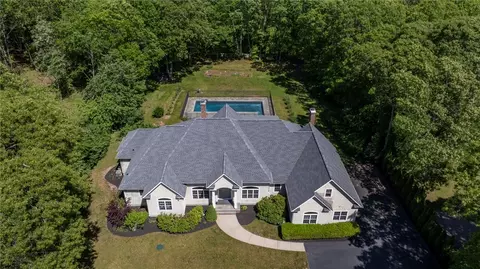 11 Yarmouth Dr, Westerly, RI 02891