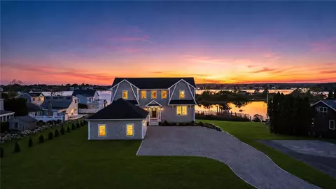 84 Carver Ln, Narragansett, RI 02882