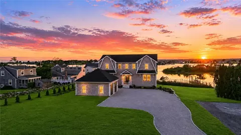 84 Carver Ln, Narragansett, RI 02882