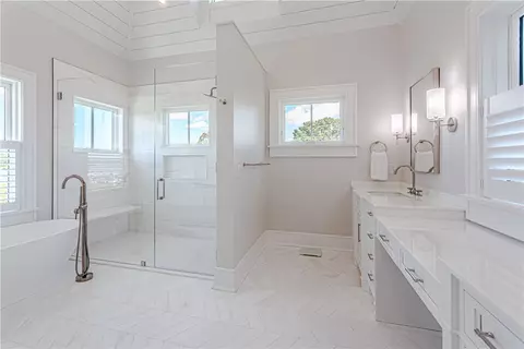 Bath - 39 Avondale Rd, Westerly, RI 02891 photo 3 of 6