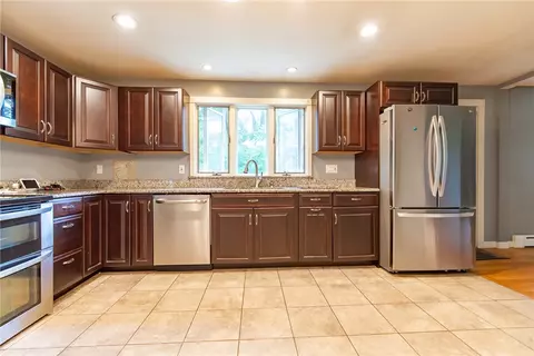 11 Country Hill Rd, Cumberland, RI 02864