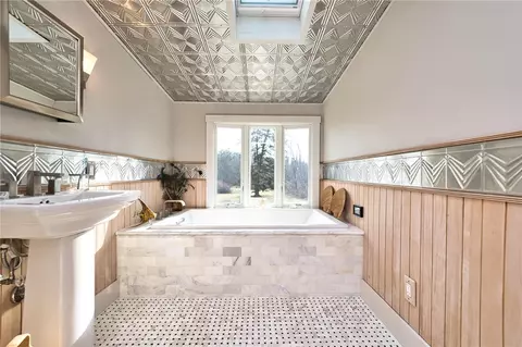 Bath - 138 Willow Ave, Little Compton, RI 02837 photo 1 of 2