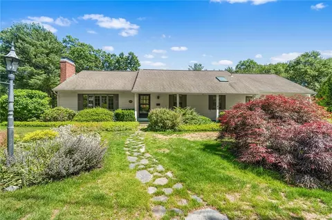 105 Fairfield Dr, North Kingstown, RI 02852