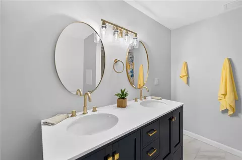 Bath - 155 Birkshire Dr, Warwick, RI 02886 photo 3 of 4